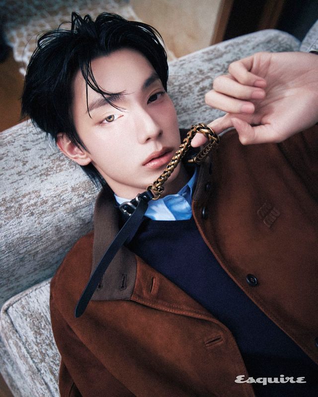 재킷, 니트, 셔츠 네크리스 모두 미우미우. 