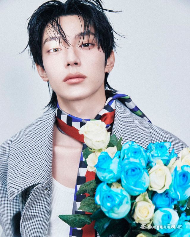 코트, 슬리브리스 모두 드리스 반 노튼. 스카프 미우미우. 