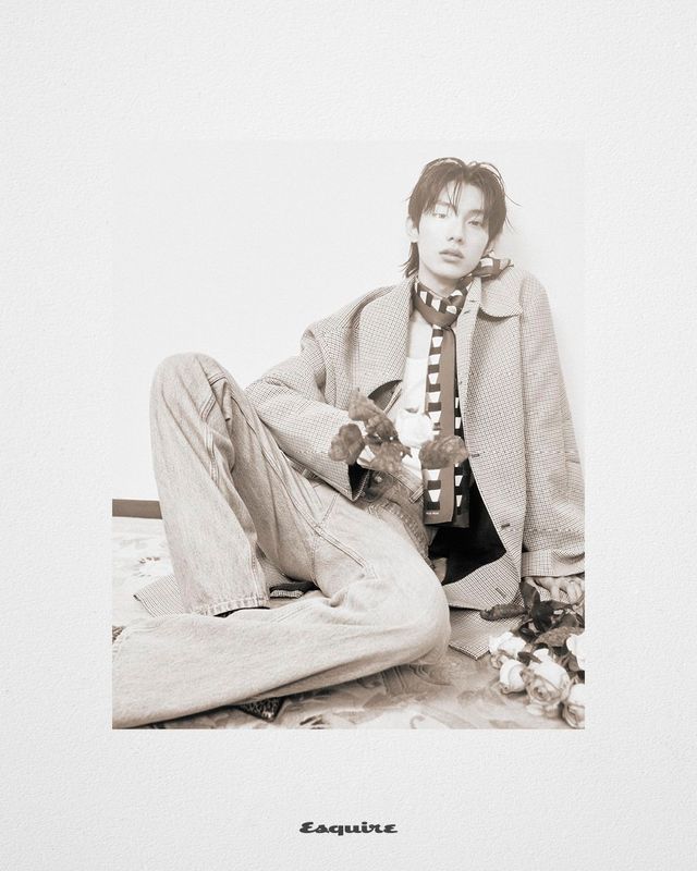 코트, 슬리브리스 모두 드리스 반 노튼. 팬츠, 부츠 모두 발렌티노. 스카프 미우미우. 링 톰우드. 