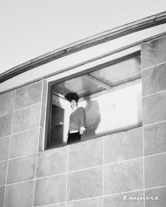 스웨터, 셔츠, 쇼츠, 타이 모두 디올.