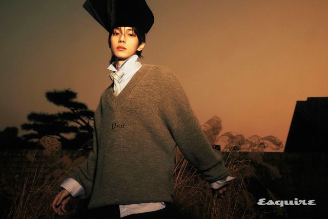 스웨터, 셔츠, 쇼츠, 타이 모두 디올.