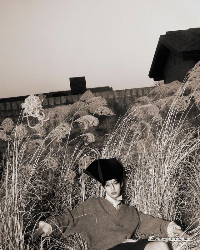 스웨터, 셔츠, 쇼츠, 타이 모두 디올.