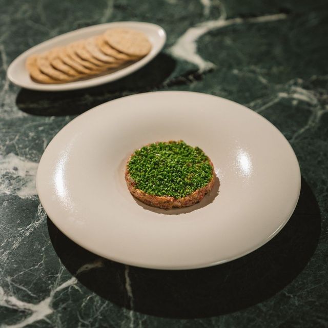 비프 타르타르&사워도우칩은 1등급 한우에 버섯 아이올리 소스, 사워도우 셀을 올린 오프닝의 대표 메뉴다. / 출처: 네이버 지도 업체 제공