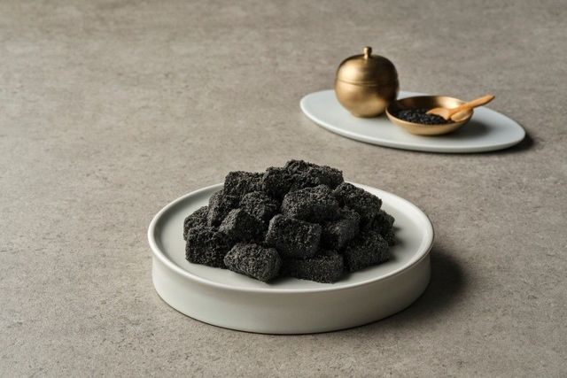 압구정공주떡에서 판매 중인 흑임자인절미/ 이미지 출처: 네이버 업체 등록