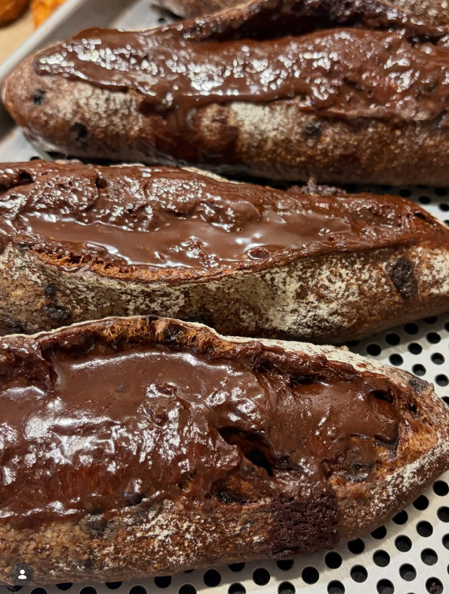 초코 바게트 위에 초코 소스를 한 번 더 얹어 진한 초코맛이 특징이다. / 출처: 오뜨르베이커리 인스타그램(@autour_bakery)