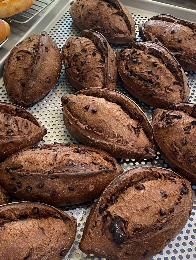 비건 식당답게 식물성 재료만으로 구워낸 비건 초코 바게트다. / 출처: 유알이 인스타그램(@urt_seogyo)