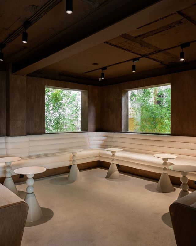 누에를 모티브로 한 공간과 음료를 선보이는 선잠 / 이미지 출처: 네이버지도 업체 제공