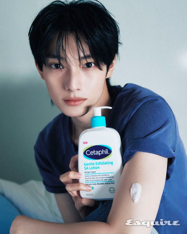 티셔츠 자라. 팬츠 알써틴. 네크리스 스타일리스트 소장품.