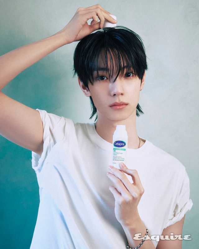 톱 아워레가시. 브레이슬릿 소피부하이. 네크리스 스타일리스트 소장품. 