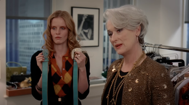 패션을 무시하는 듯한 발언에 앤디가 입고 있는 니트의 컬러 '세룰리안 블루'에 대해 이야기하는 미란다 / 이미지 출처: HBO 유튜브