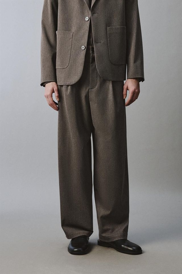 와이드핏 팬츠. 신축성 있는 허리. 앞면 포켓과 버튼이 달린 뒷면 파이핑 포켓 디테일을 갖춘 와이드 슬랙스 / 이미지 출처: 자라