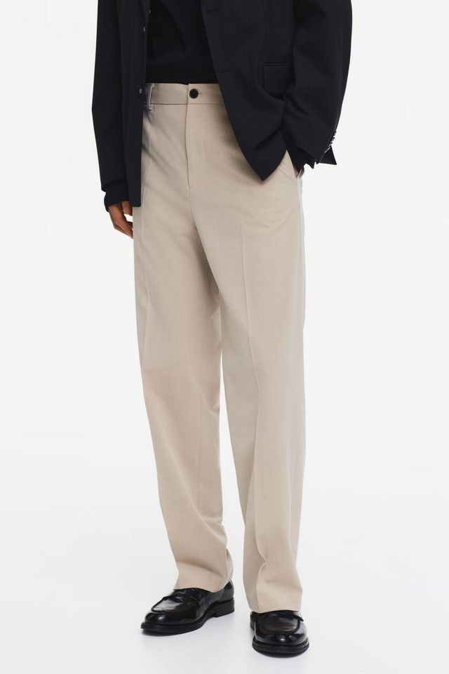 군더더기 없이 떨어지는 핏의 슬랙스 팬츠. / 이미지 출처: 에이치앤엠(H&M)