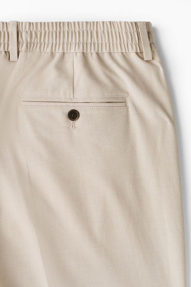 허리 라인에 주름을 넣어 편안함을 자랑하는 슬랙스. / 이미지 출처: 에이치앤엠(H&M)