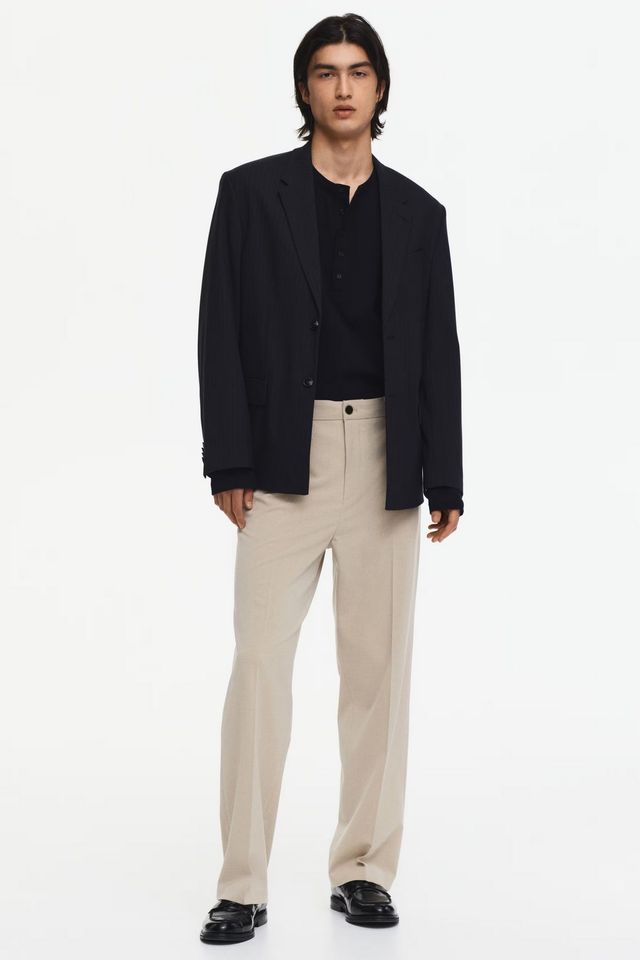 베이지, 블랙, 다크 그레이, 다크 브라운 네 가지 컬러의 슬랙스. / 이미지 출처: 에이치앤엠(H&M)