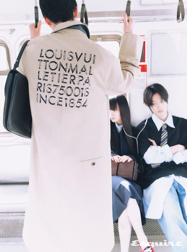 백 프린트 트렌치코트 가격 미정 루이 비통. 빈티지 플랩백 45만5000원 렉토. 싱글브레스티드 모헤어 재킷, 셔츠, 키드 모헤어 스커트, 유틸리테어 나파 레더 백 모두 가격 미정 미우미우. 플라워 타이츠 5만2000원 오픈 YY. 플랫 스니커즈 가격 미정 셀린느. 울 쇼트 브이넥 스웨터, 코튼 와이드 셔츠, 데님 팬츠 모두 가격 미정 아미. 디올 스트라이프 맨 타이 가격 미정 디올.