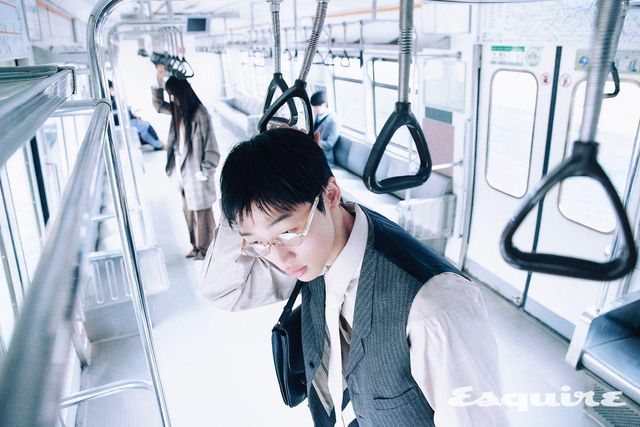 멜키오르 코튼 셔츠 가격 미정 더 로우. 빈티지 플랩 백 45만5000원 렉토. 안경 가격 미정 미우미우. 베스트, 타이 모두 에디터 소장품. 