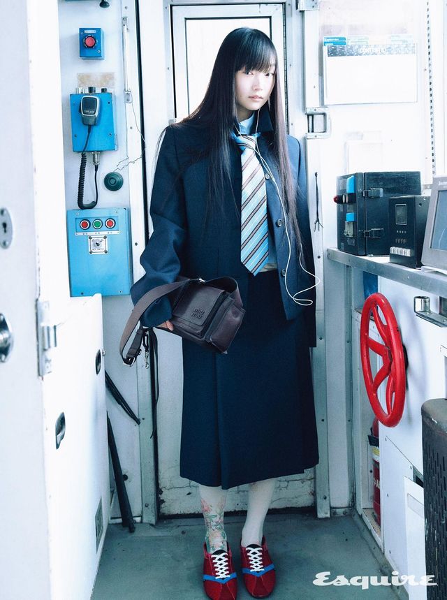 싱글브레스티드 모헤어 재킷, 셔츠, 키드 모헤어 스커트, 유틸리테어 나파 레더 백 모두 가격 미정 미우미우. 플라워 타이츠 5만2000원 오픈 YY. 플랫 스니커즈 가격 미정 셀린느. 스트라이프 타이 에디터 소장품.