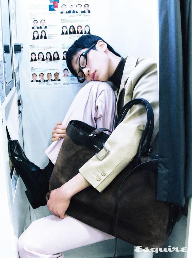 싱글브레스티드 코튼 재킷, 터틀넥 톱, 포플린 팬츠, 삭스, 브러시 레더 로퍼, 버클 스웨이드 토트백 모두 가격 미정 프라다. 안경 가격 미정 미우미우 by 케어링 아이웨어.