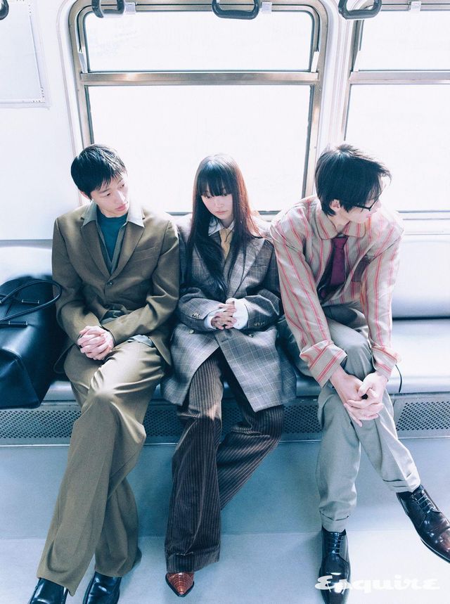 싱글 더블브레스티드 재킷 315만원, 셔츠 147만원, 티셔츠 가격 미정, 울 팬츠 147만원 모두 토즈. 로퍼 가격 미정 제냐. 맥시 바바로 토트백 가격 미정 보테가 베네타. 체크 패턴 재킷, 셔츠, 벨벳 플레어 팬츠, 스틸레토 타이, 부츠 모두 가격 미정 아미리. 스트라이프 파자마 셔츠, 플리츠 벨트 팬츠, 더비 슈즈, 타이 모두 가격 미정 생 로랑 by 안토니 바카렐로. 안경 가격 미정 올리버 피플스 by 에실로 룩소티카.