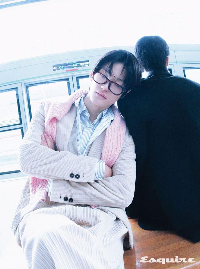 코듀로이 재킷, 브이넥 스웨터, 셔츠, 코듀로이 팬츠 모두 가격 미정 제냐. 케이블 맨 스웨터 가격 미정 디올. 안경 가격 미정 레이밴 by 케어링 아이웨어. 싱글브레스티드 코튼 재킷 가격 미정 셀린느.