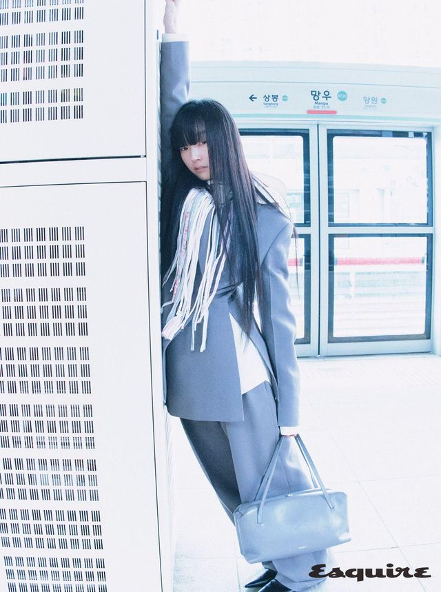 울 재킷, 울 팬츠, 슈즈, 고지 필로 토트백 모두 가격 미정 질 샌더. 후디드 셔츠 42만원 YCH. 패브릭 프린지 네크리스 7만8000원 오픈 YY.