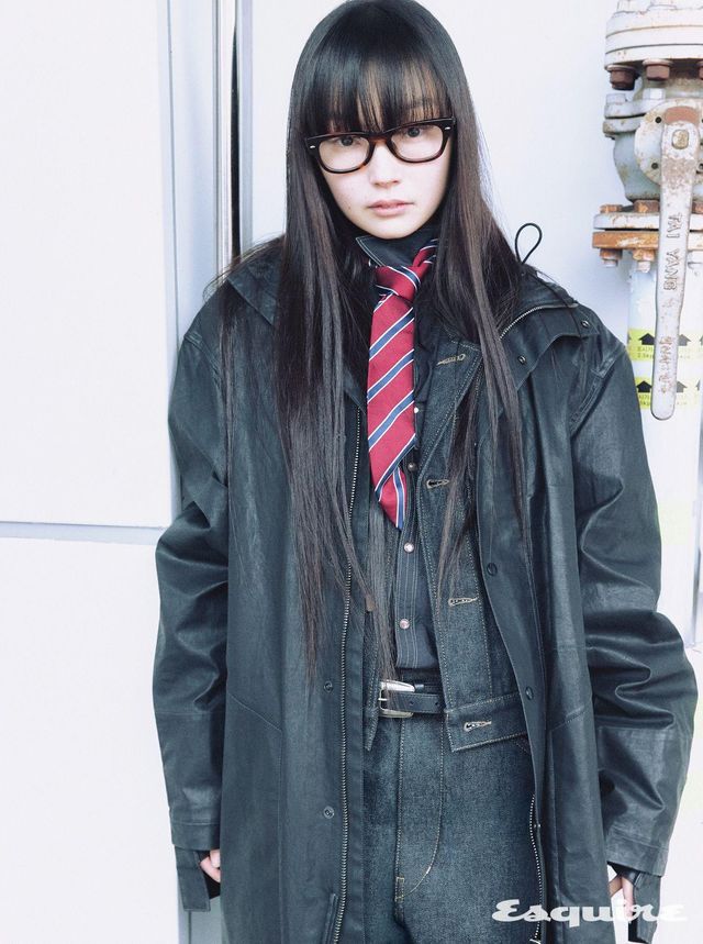 레인 코트, 크롭트 데님 재킷, 셔츠, 데님 팬츠, 레더 벨트 모두 가격 미정 질 샌더. 안경 가격 미정 레이밴 by 케어링 아이웨어. 타이 에디터 소장품.