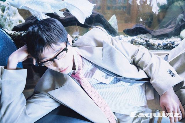 더블브레스티드 코튼 재킷, 팬츠 모두 가격 미정 페라가모. 스트라이프 셔츠 가격 미정 제냐. 안경 가격 미정 보테가 베네타 by 케어링 아이웨어. 베스트, 타이 모두 에디터 소장품.