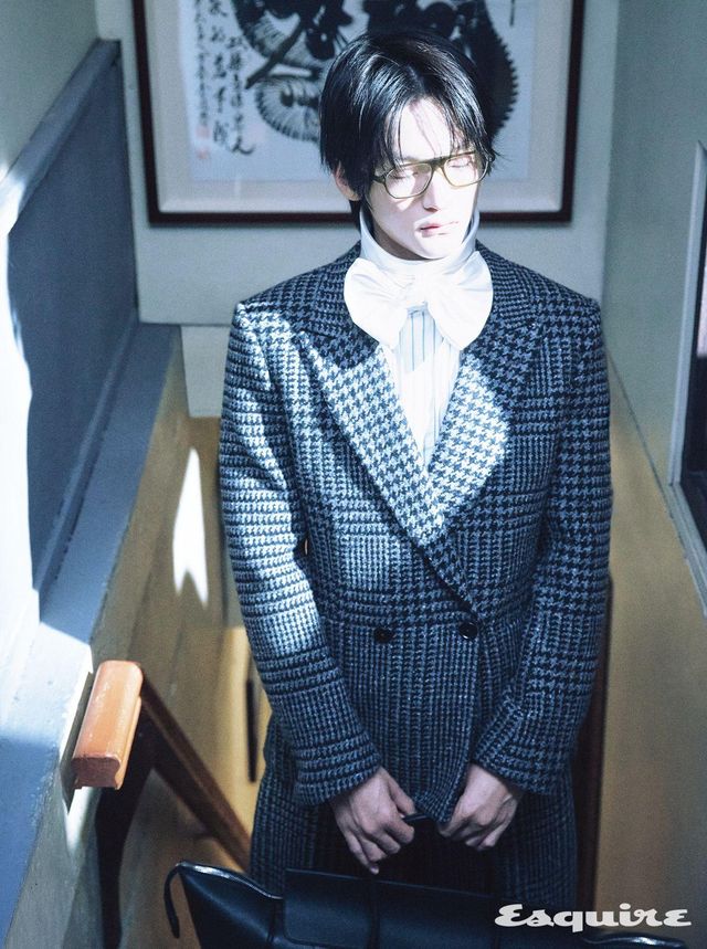 체크 울 코트, 스트라이프 셔츠, 체크 울 팬츠 모두 가격 미정 제냐. 뉴 러기지백 가격 미정 셀린느. 실크 맨 보타이 가격 미정 디올. 렘먼트 안경 가격 미정 올리버 피플스 by 에실로 룩소티카.