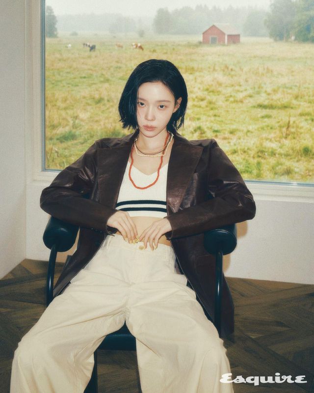 페이퍼 블레이저, 크리켓 케이블 니트 브라렛, 코튼 릴랙스 와이드 레그 팬츠 모두 폴로 랄프 로렌.