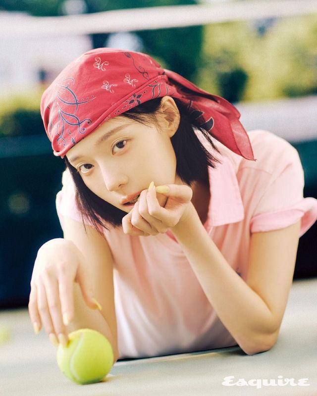 클래식 핏 코튼 저지 크루넥 티셔츠, 리넨 쇼트 슬리브 셔츠 모두 폴로 랄프 로렌.