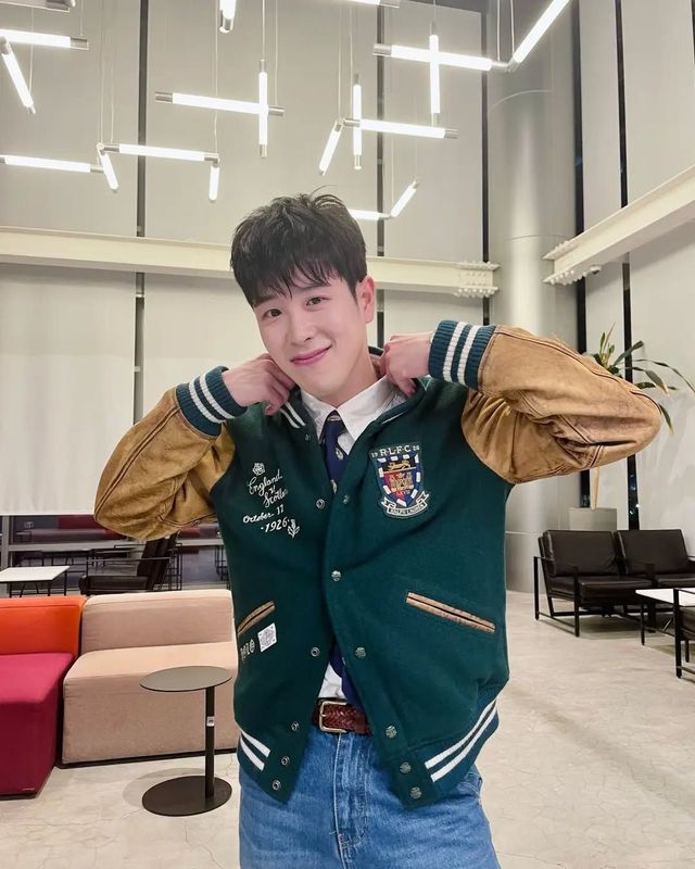 패치와 로고가 큼지막한 디테일의 재킷을 선택해 캐주얼한 매력을 극대화했다. / 이미지 출처: 인스타그램 @pyojihoon_official