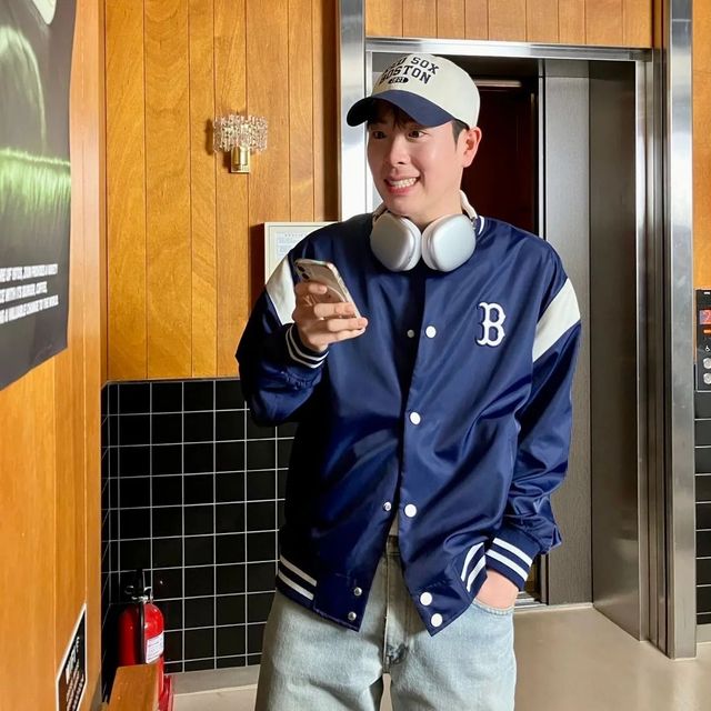 패치와 로고가 큼지막한 디테일의 재킷을 선택해 캐주얼한 매력을 극대화했다. / 이미지 출처: 인스타그램 @pyojihoon_official