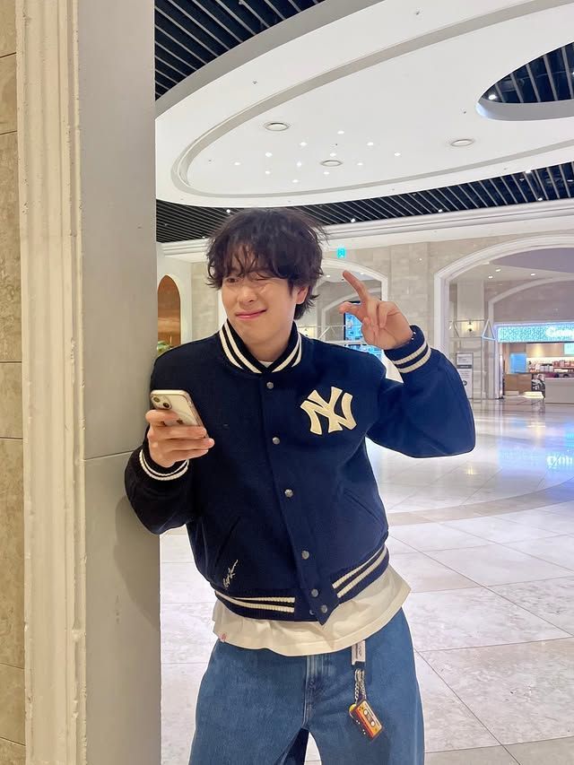 패치와 로고가 큼지막한 디테일의 재킷을 선택해 캐주얼한 매력을 극대화했다. / 이미지 출처: 인스타그램 @pyojihoon_official