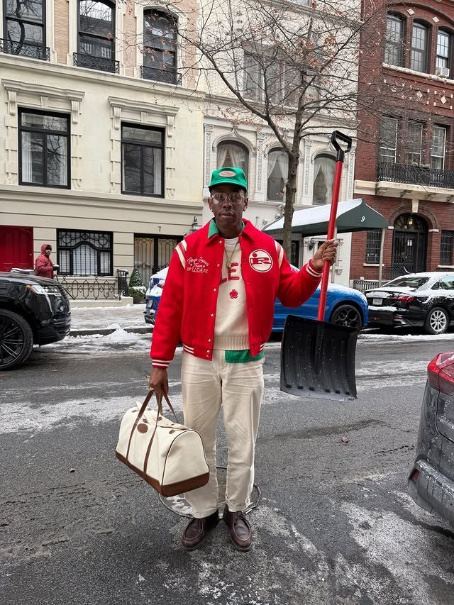 바시티 재킷 스타일링에서도 시그너처 버튼 업 스타일과 맥시멀한 액세서리 착용은 필수다. / 이미지 출처: 인스타그램 @feliciathegoat 