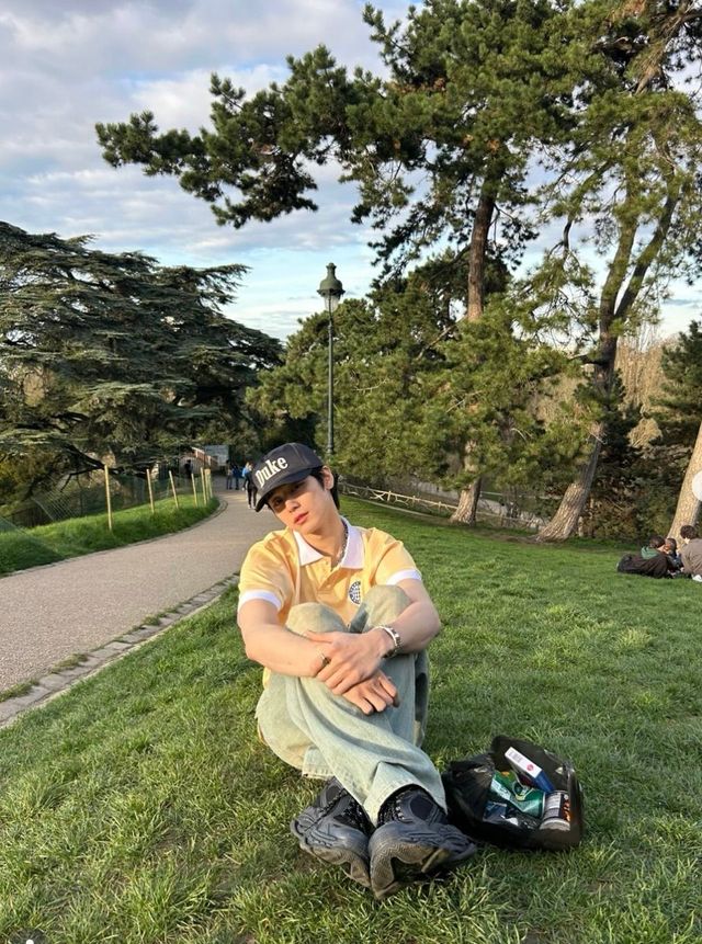 프랑스 파리의 뷔트 쇼몽 공원에서 피크닉을 즐기고 있는 주연의 모습. / 이미지 출처: 인스타그램 @ tbzuyeon