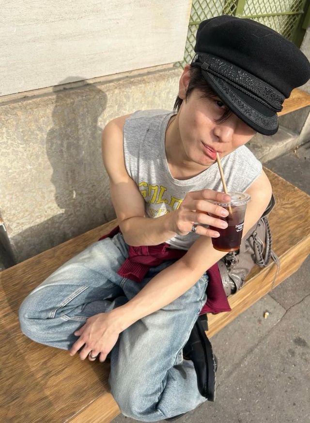 26 FW 파리 패션위크 중 파리 부근 카페에서 여유로운 일상을 보내고 있는 주연의 모습. / 이미지 출처: 인스타그램 @ tbzuyeon