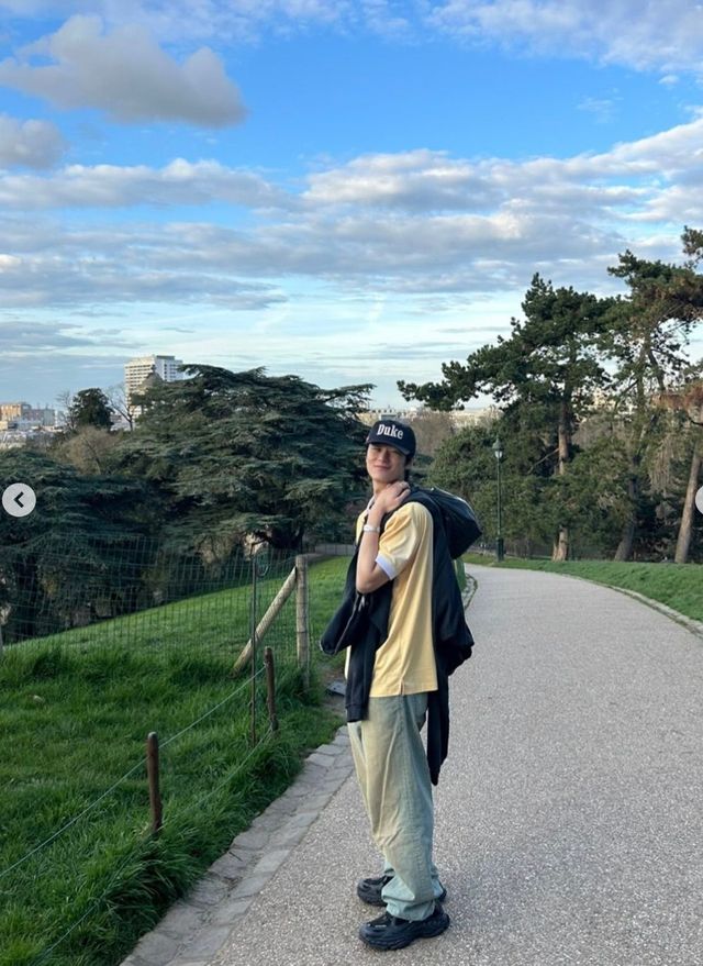 프랑스 파리의 뷔트 쇼몽 공원에서 피크닉을 즐기고 있는 주연의 모습. / 이미지 출처: 인스타그램 @ tbzuyeon