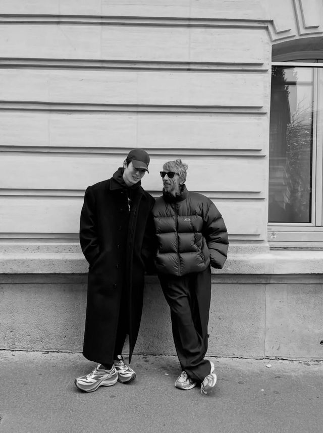 26FW 파리 패션위크 중 발렌시아가 크레이티브 디렉터인 피에르파올로 피촐리와 사진을 찍은 주연의 모습. / 이미지 출처: 인스타그램 @ tbzuyeon