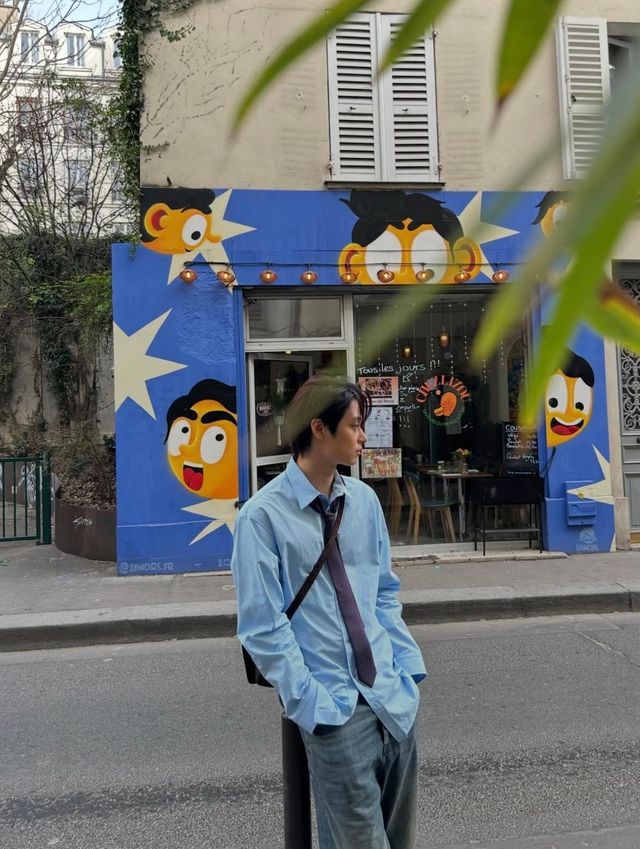 파리의 몽마르트르 지구 근처의 건물 앞에서 개인 시간을 보내고 있는 주연. / 이미지 출처: 인스타그램 @ tbzuyeon 