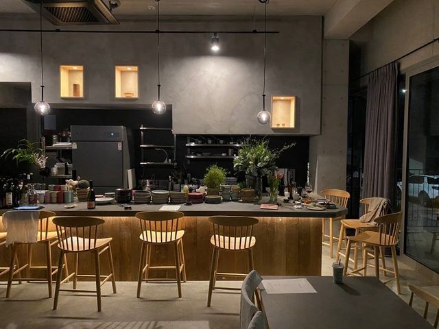 아늑한 분위기 속에서 채소 요리와 와인을 즐길 수 있다. / 출처: 양출서울 네이버지도 업체 등록