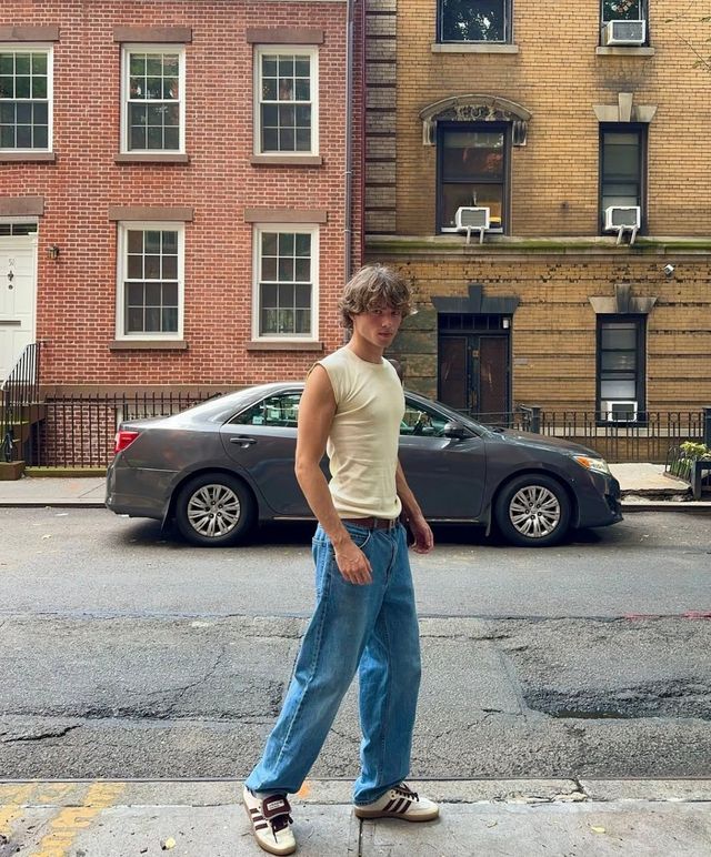 스트레이트 핏 데님 팬츠와 스니커즈를 매치하면 훨씬 더 스포티한 느낌을 살릴 수 있다. / 이미지 출처: 인스타그램 @nick.reid