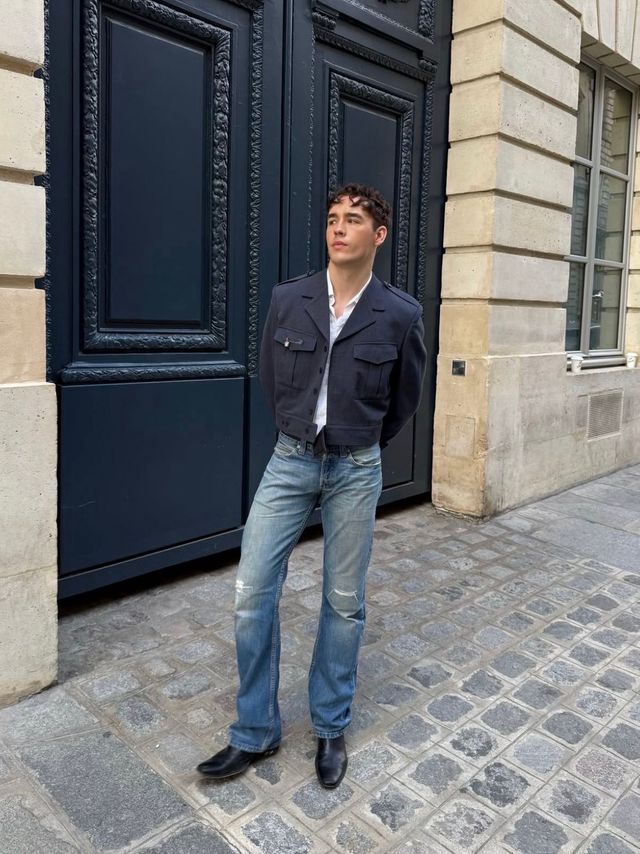 쇼츠 기장의 네이비 컬러 자켓과 슬림 핏 데님 팬츠를 더해 세련된 스타일을 완성했다. / 이미지 출처: 인스타그램 @aurimasski