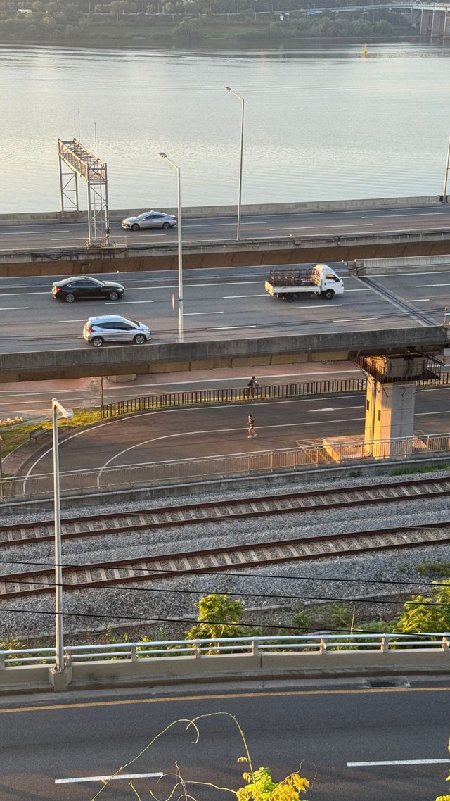 옥수역 인근 달맞이 근린 공원에서 내려다 본 한강 / 이미지 출처: 필자 촬영