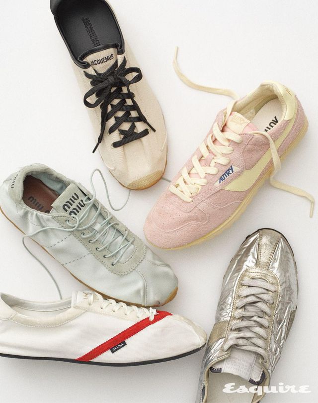(위에서부터 시계 방향으로) 깨끗한 캔버스 소재에 블랙 트리밍을 더한 테니스 스니커즈 가격 미정 자크뮈스. 거친 스웨이드로 빈티지 무드를 살린 윈드스핀 스니커즈 33만5000원 오트리. 메탈릭 라메 소재로 완성해 광택이 돋보이는 스프린터 스니커즈 가격 미정 메종 마르지엘라. 날렵한 실루엣과 슬림한 아웃솔이 돋보이는 플랫 스니커즈 가격 미정 셀린느. 은은한 파우더 블루 컬러가 고급스러운 플룸 새틴 스니커즈 가격 미정 미우미우.