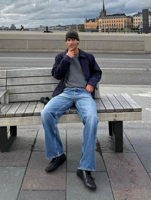깔끔한 디자인의 자켓과 니트, 그리고 부츠컷 데님 팬츠의 조합으로도 미니멀 룩을 만들 수 있다. / 이미지 출처: 인스타그램 @edoardoconte