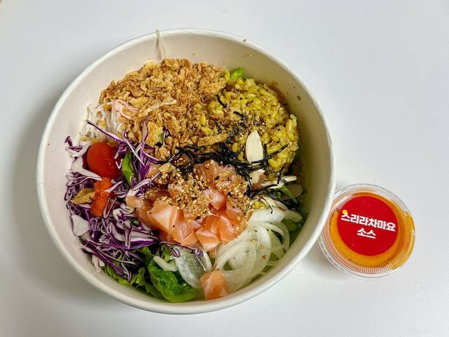 강황 가루가 뿌려진 잡곡밥이 특징인 연어 포케 / 이미지 출처: 필자 촬영