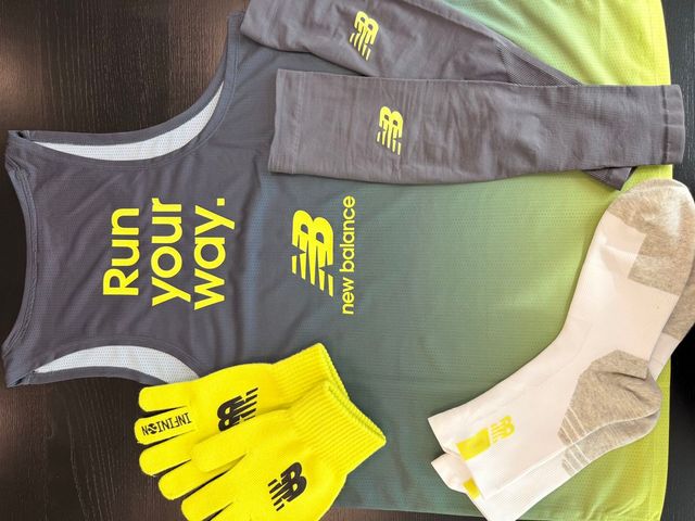 뉴발란스 하프마라톤 싱글렛과 구성품 / 이미지 출처: 필자 촬영