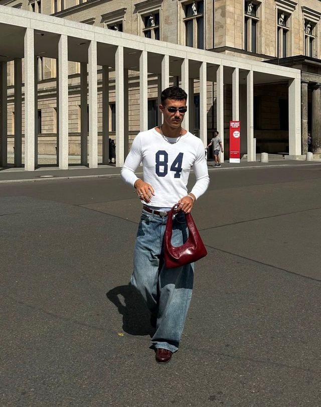 보디 라인이 돋보이는 티셔츠와 와이드 핏 데님팬츠에 액세서리까지 더해 스트리트 감성을 살렸다. / 이미지 출처: 인스타그램@pablolarasanz