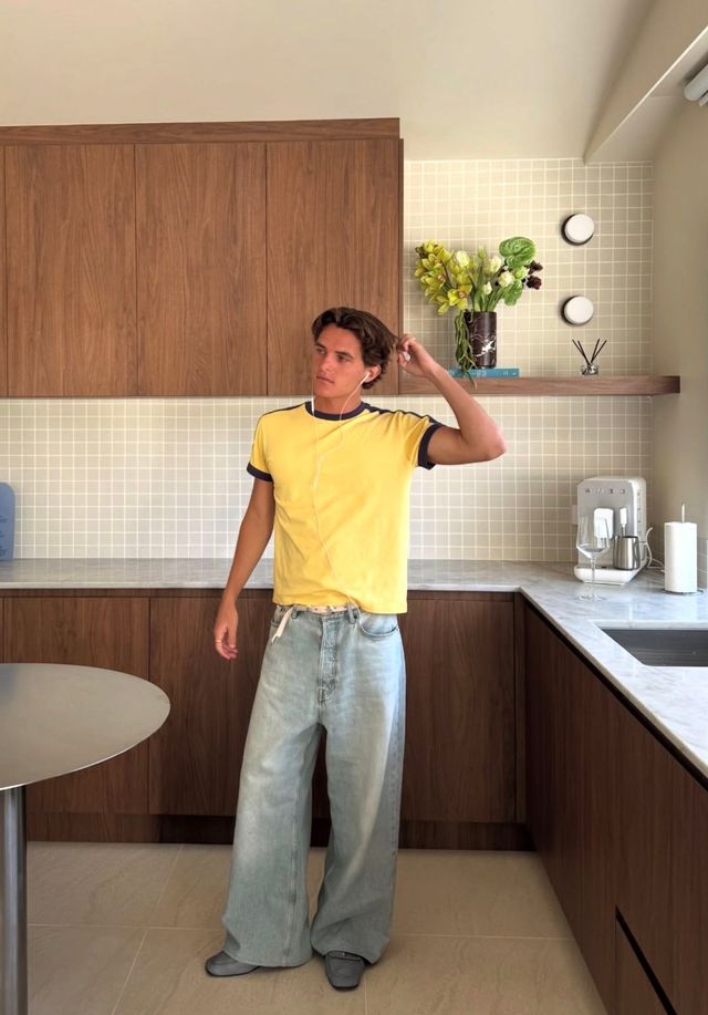 컬러감 있는 티셔츠와 와이드 핏 데님 팬츠의 조합으로 경쾌한 리듬감을 만들어보자. / 이미지 출처: 인스타그램 @danncox_