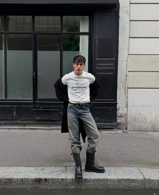 빈티지한 워싱이 들어간 부츠컷 데님 팬츠와 볼드한 부츠를 매치하여 클래식하고 세련된 남성의 모습을 보여준다. / 이미지 출처: 인스타그램 @alon.katzz